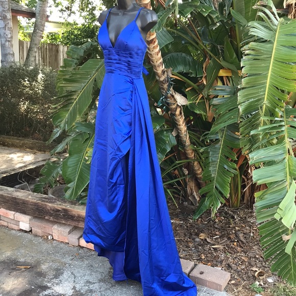 Side slit formal gown - Picture 4 of 12
